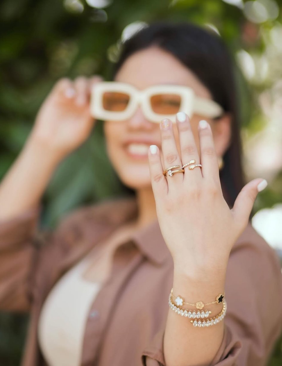 Accesorios NAHO: anillos y pulseras doradas